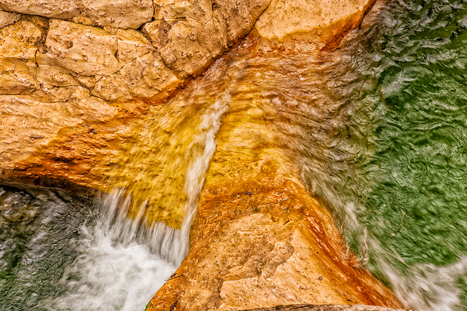 LrD003-0067_2 - Crossing Without Signs