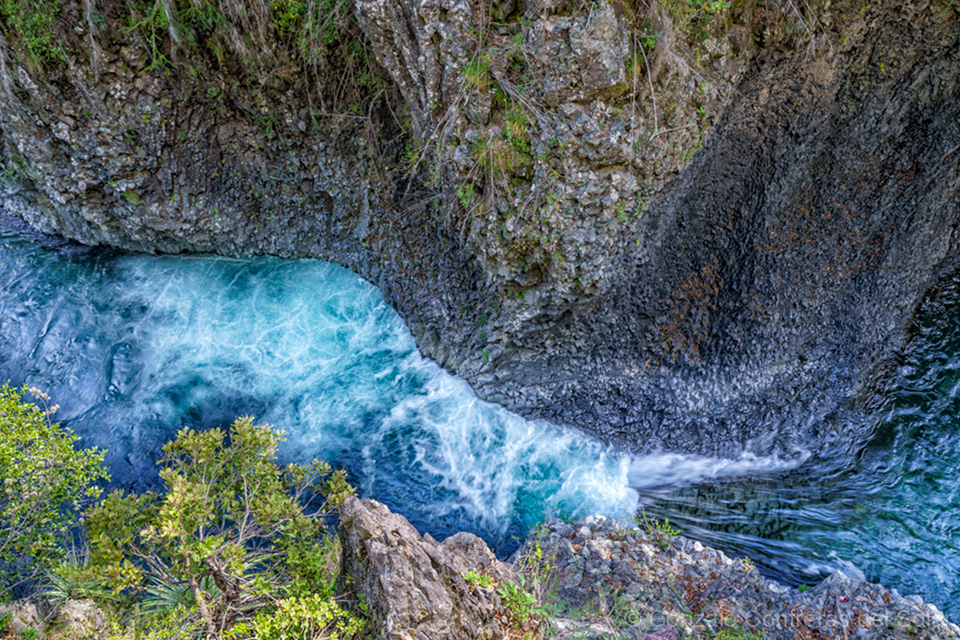 LrD142-8940 - The River That Carves the Stone