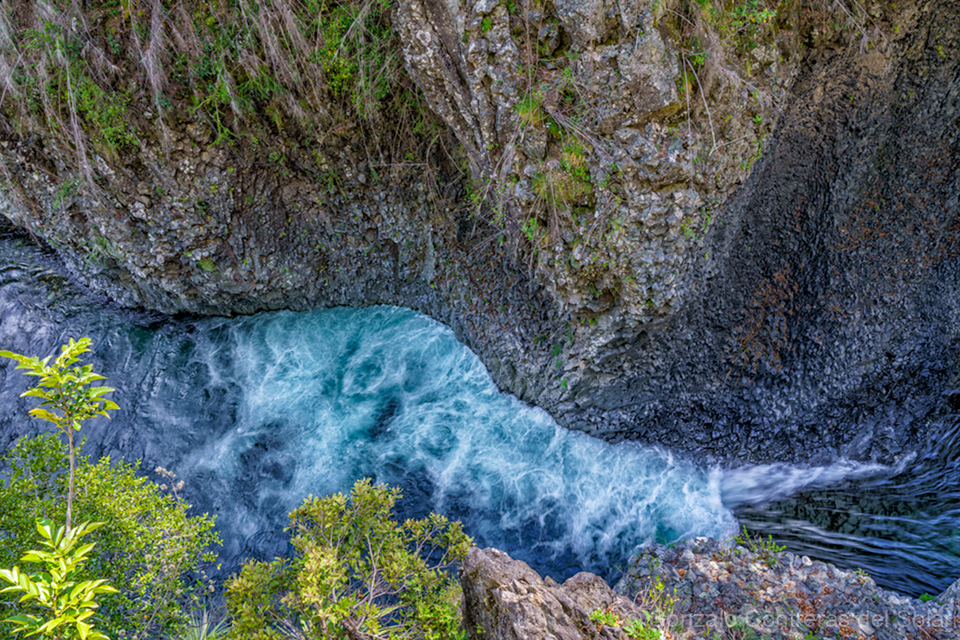 LrD142-8942 - The River That Carves the Stone